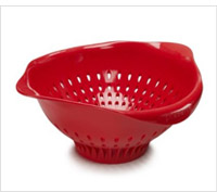 Product review of a plastic colander.